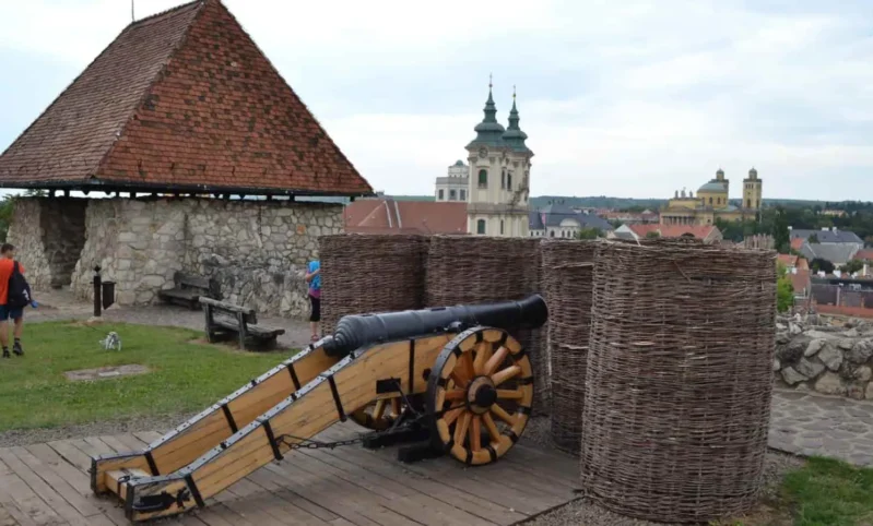 העיר אגר - EGER עם מבצר מתקופת ימי הביניים. עיר מקסימה מחוץ לבודפשט בקרבת קברי צדיקים
