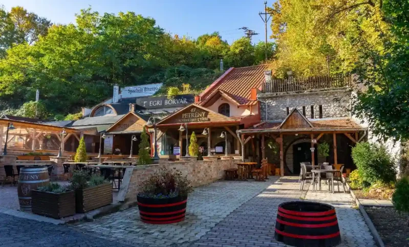 העיר אגר עם העמק של האישה היפה - אטרקציות באזור קברי צדיקים בהונגריה