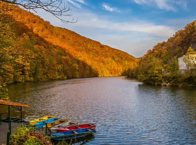עיירת לילהפורד אגם האמורי עם אפשרות לשוט באגם - אטרקציות באזור קברי צדיקים בהונגריה