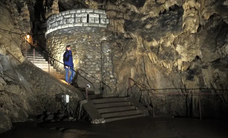 עיירת לילהפורד מערת נטיפים - אטרקציות באזור קברי צדיקים בהונגריה