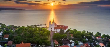 עיירת טיהאני אגם בלטון הונגריה