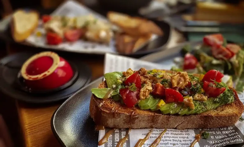 ארוחת בוקר בבודפשט מסעדת בשאמל ברובע היהודי