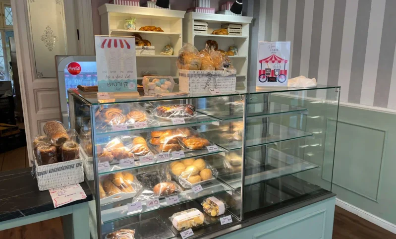 מאפייה כשרה בבודפשט עם לחמים חלה ולחמניות