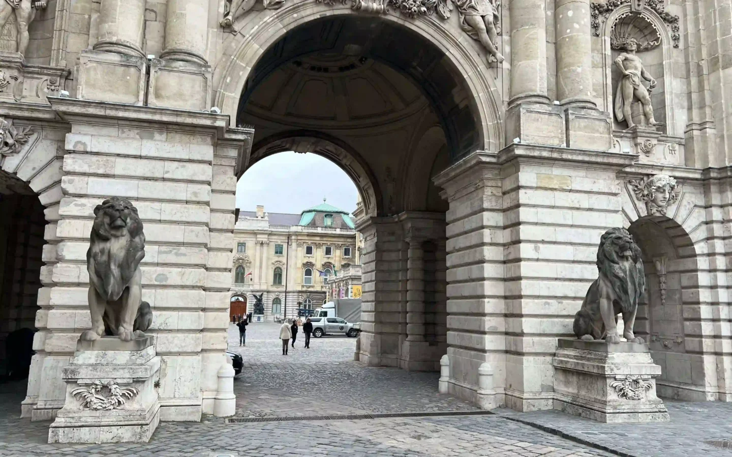 סיור בטירת בודה-בודפשט עם משפחת בנאי-סיורים מודרכים בעברית בבודפשט